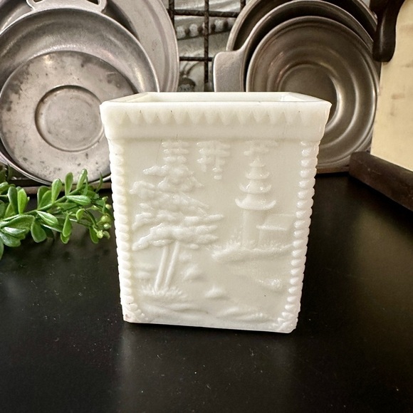 ANTIQUE, WESTMORELAND SPECIALTY, MILK GLASS, 1905, COLLECTIBLE JAR - Picture 3 of 8